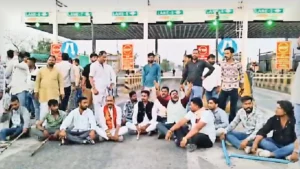 मक्सी टोल प्लाजा पर बजरंग दल, विहिप कार्यकर्ताओं का हंगामा, तोड़फोड़