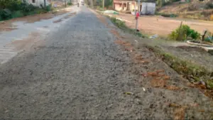 सिवनी में एक करोड़ की सड़क बनते ही उखड़ी, केवलारी में भ्रष्टाचार की पोल खुली; ठेकेदार का भुगतान रोका