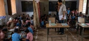 जबलपुर में एक ही कमरे में चल रही थीं तीन-तीन कक्षाएं, तीन में से दो शिक्षक मिले गायब, ऐसे सामने आई सच्चाई