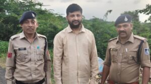 500 के बंडल में रखी 100 के नोटों की गड्डियां, धार में 45.20 लाख की हेराफेरी, बैंक का कैशियर गिरफ्तार