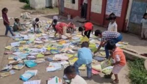 धार में बारिश में भीगी बच्चों की किताबें, धूप में सुखाने की आई नौबत