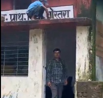ये कैसा सिस्टम: शहडोल में बच्चों से कराई स्कूल के छज्जे की सफाई, वीडियो वायरल होने पर मचा बवाल; जांच के आदेश