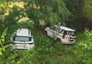 पुलिस की गाड़ी ने शिक्षक की कार को मारी टक्कर, दोनों वाहन 25 फीट नीचे झाड़ियों में जाकर गिरे, दो घायल