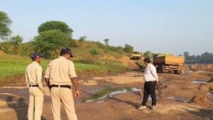 शहडोल: कलेक्टर के निर्देश पर खनिज विभाग की ताबड़तोड़ कार्रवाई, अवैध रेत लोड करते मिनी ट्रक जब्त, मची भगदड़