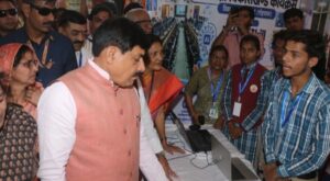 शहडोल के सांदीपनि विद्यालय छतवई में सीएम ने देखी संकेतवाणी वेबसाइट, अंग्रेजी अक्षरों में बदलने से मूक-बधिरों के लिए सहायक
