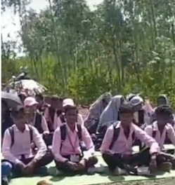 अनूपपुर: महाविद्यालय की सड़क और बस सुविधा को लेकर छात्रों का चक्काजाम, रीवा-अमरकंटक मार्ग पर वाहनों की कतारें