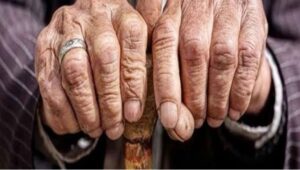 डिंडौरी में मृत बताकर कल्याणी पेंशन के दो लाख रुपये निकाले, महिला बोली- साहब मैं जिंदा हूं…