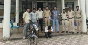 लिफ्ट देने के बहाने बैठाया, रास्ता बदलकर 80 वर्षीय बुजुर्ग को पीटा… विदिशा में मारपीट कर छीने 9 हजार
