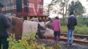 अनूपपुर में बिना फाटक की रेलवे क्रॉसिंग पर ट्रेन से टकराई पिकअप, एक का सिर धड़ से अलग, 6 घायल