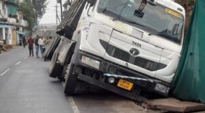 उमरिया में रेलवे लाइन के पास नाली में घुसा ट्रक, दीवार टूटती तो ट्रैक पर गिरता
